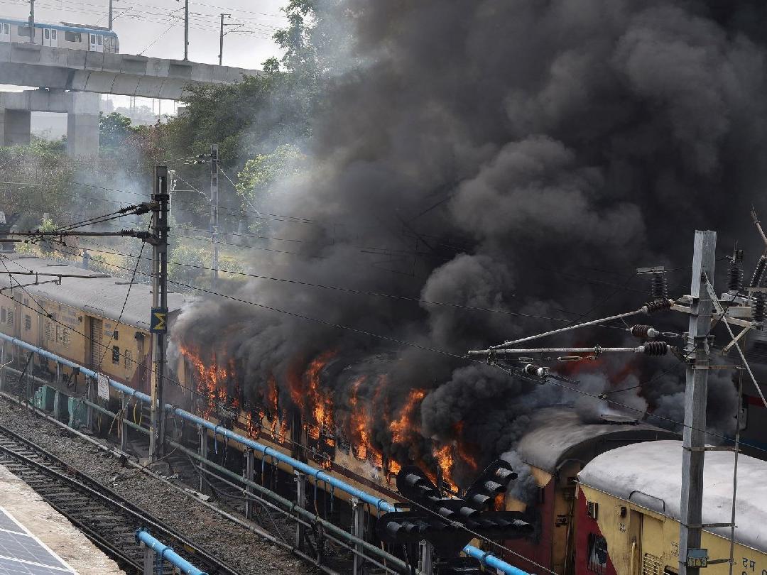 Hindistan'da askerlik reformuna tepkiler kriz çıkardı, tren vagonları ateşe verildi