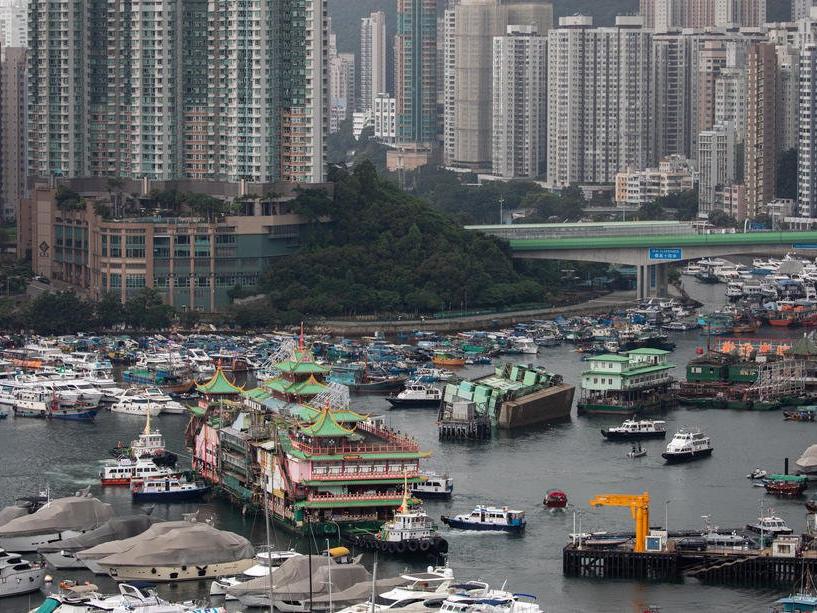 Hong Kong'un simgelerinden yüzen restoran sulara gömüldü
