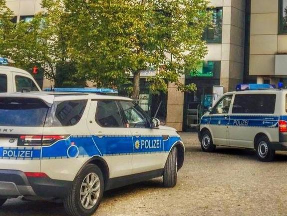 Almanya'da 8 polis aracı kundaklandı