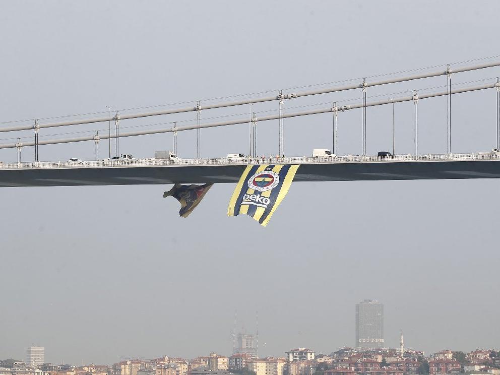 İstanbul'da köprülere dev Fenerbahçe bayrağı asıldı