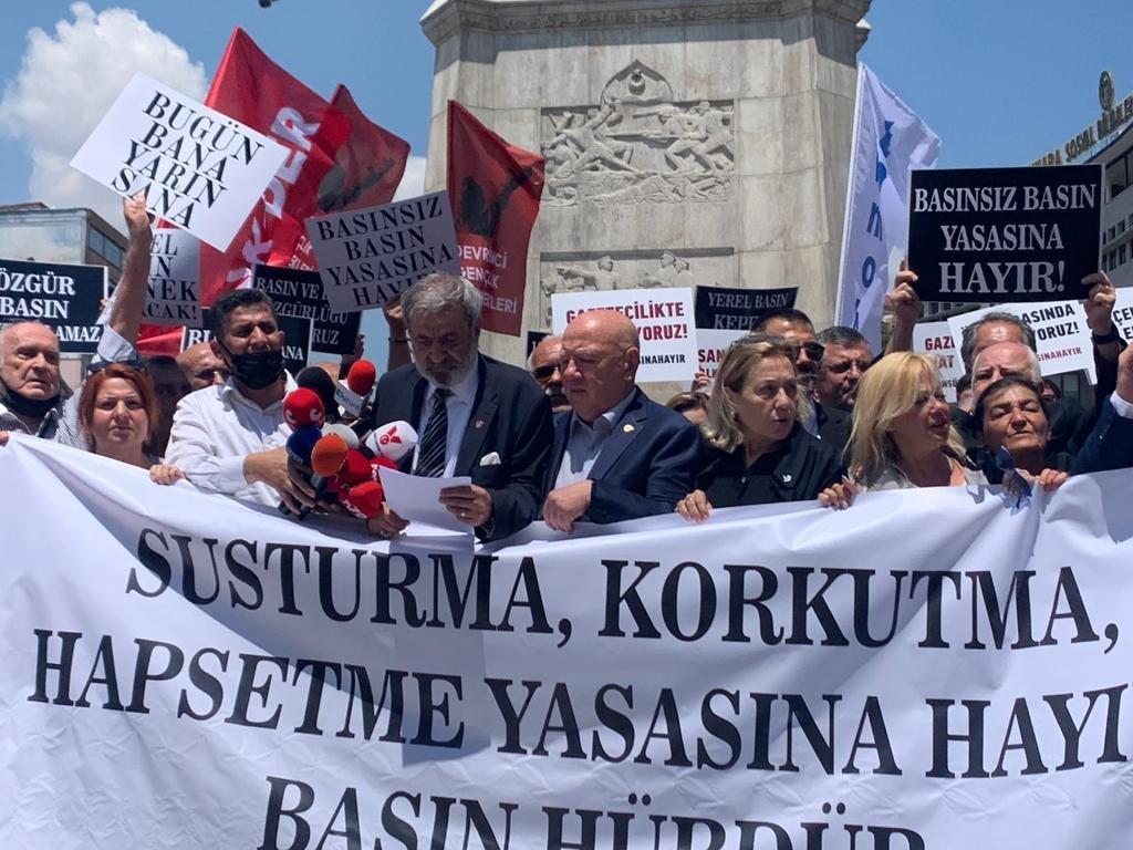Atatürk anıtı önünde 'sansür yasası' eylemi