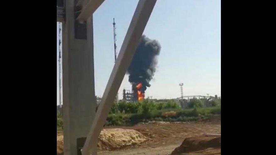 Rusya-Ukrayna sınırındaki petrol rafinerisinde yangın paniği
