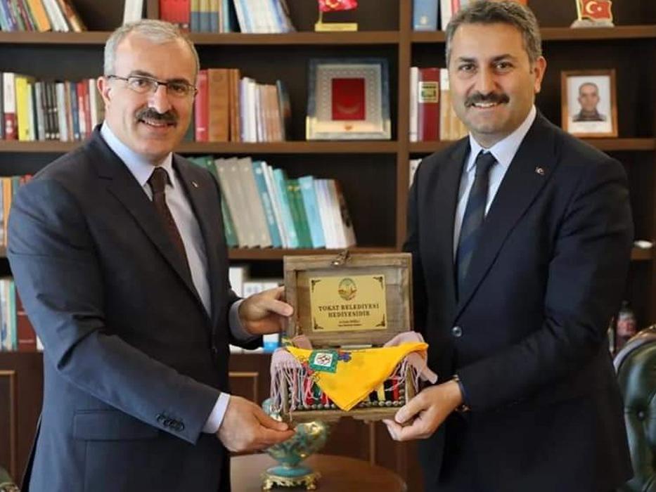 İmamoğlu'na randevu vermeyen vali, AKP'li başkanla hediyeleşti