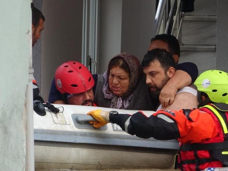 Mahalle sular altında kaldı! Vatandaşlar botla kurtarıldı
