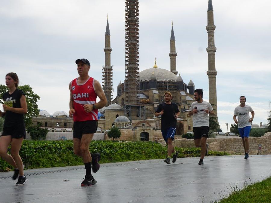 30 Atlet, Mimar Sinan'ın ustalık eseri Selimiye çevresinde 11 tur attı