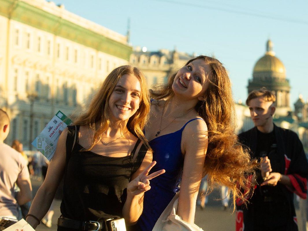Rusya'da binlerce öğrenci mezuniyeti tarihi gelenekle kutladı