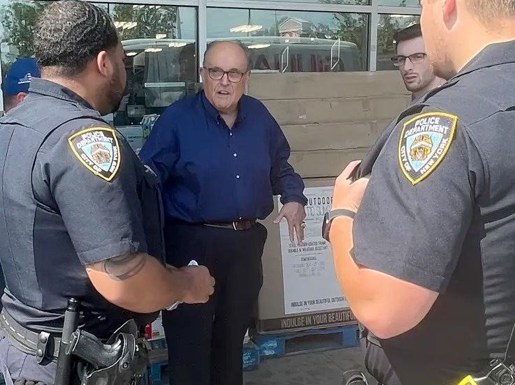 Trump'ın sağ koluna süpermarkette saldırı