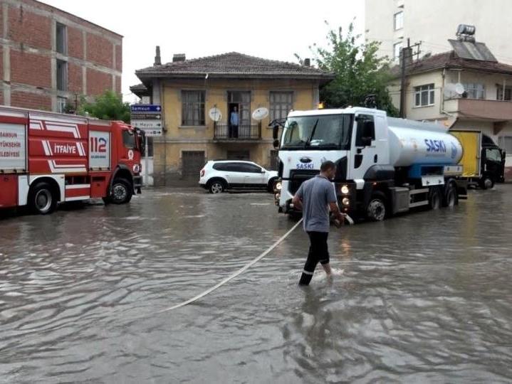Samsun'da şiddetli yağmur: Caddeler göle döndü