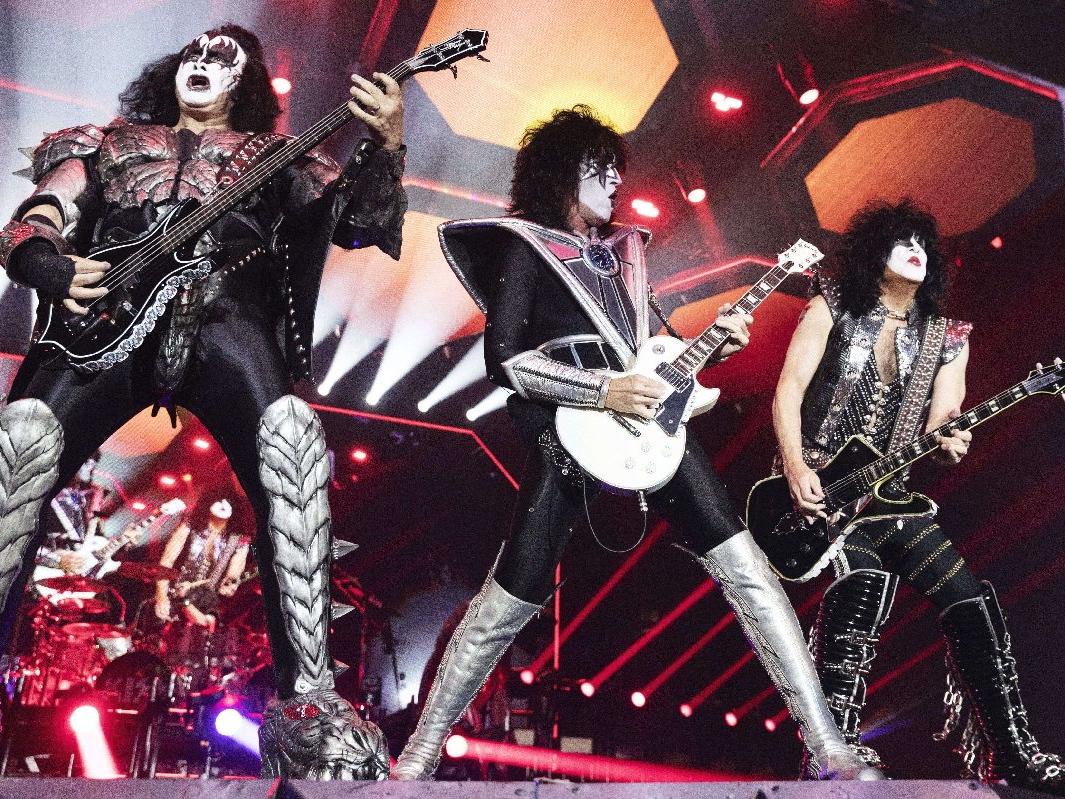 Avusturya ile Avustralya'yı karıştıran Kiss grubu büyük gafa imza attı