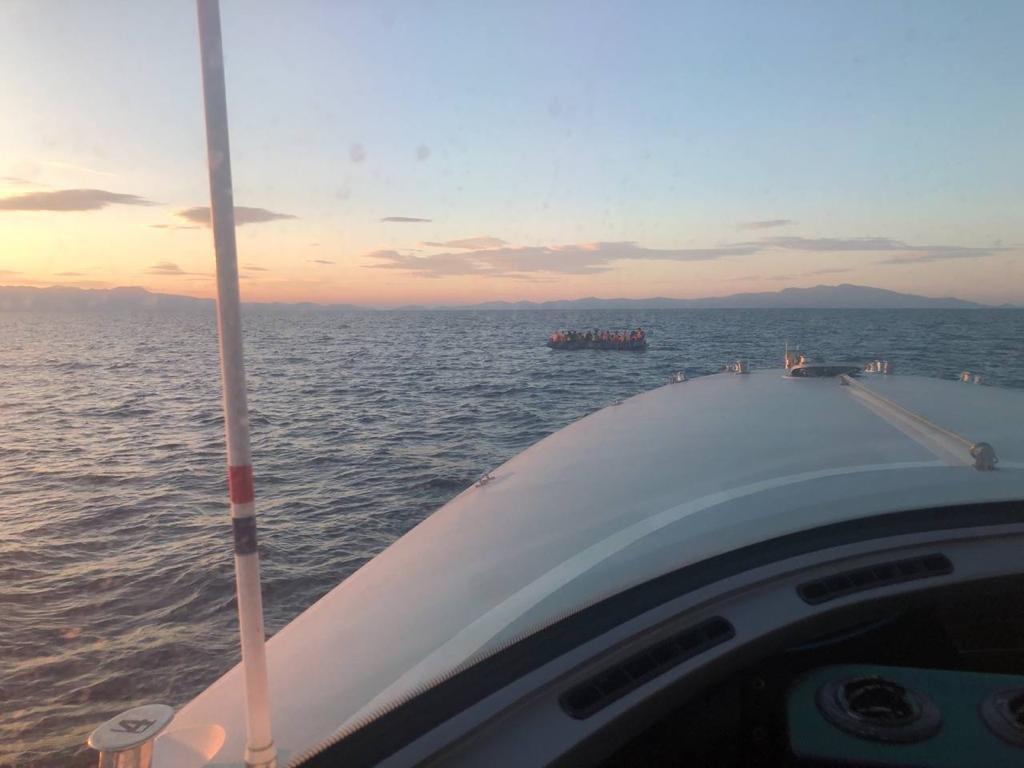 Türk kara sularına itilen lastik bottaki 49 göçmen kurtarıldı