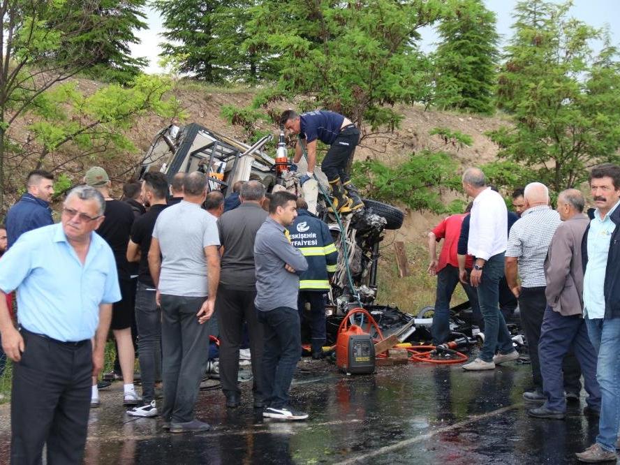 Eskişehir’de karavanla otomobil çarpıştı: 2’si Fransız 5 yaralı