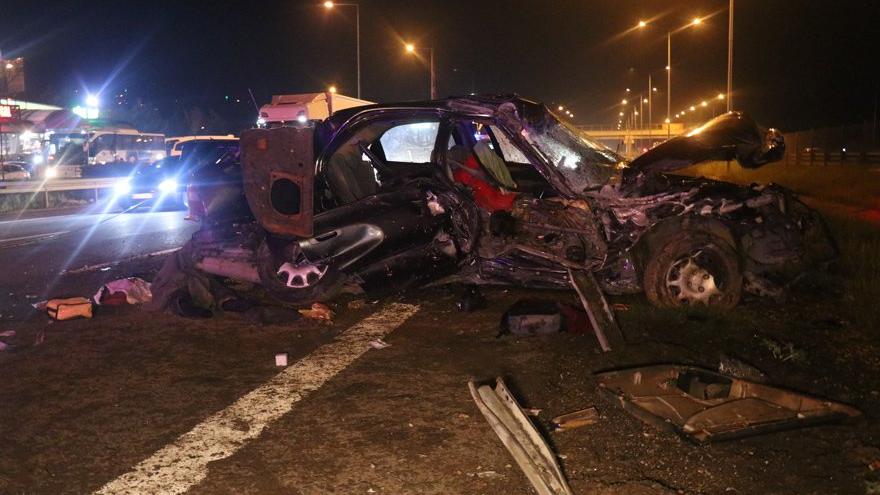 Bariyerleri parçalayan otomobil hurdaya döndü: İki ölü 2 yaralı