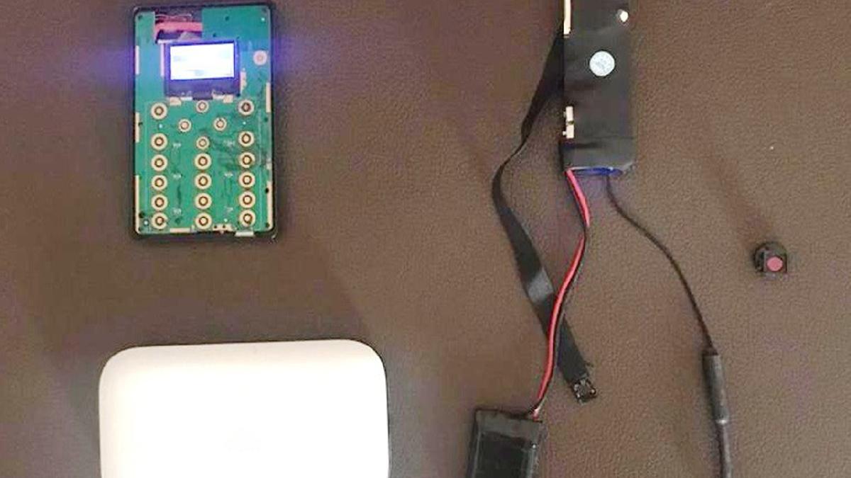 Ehliyet sınavında akılalmaz kopya düzeneği