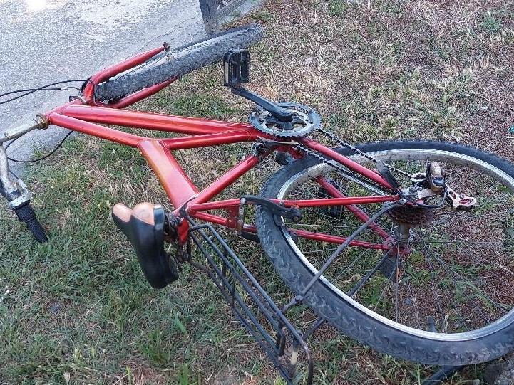 Otomobil 3 çocuğun bulunduğu bisiklete çarptı