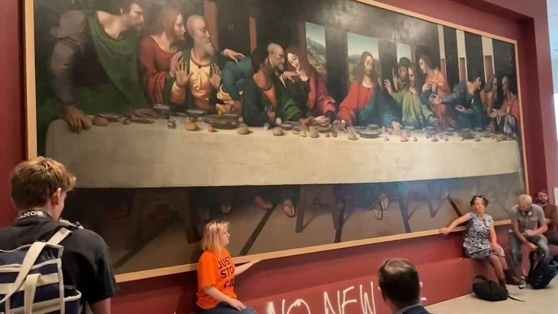 İngiltere'de çevre aktivistleri kendini tabloya yapıştırdı