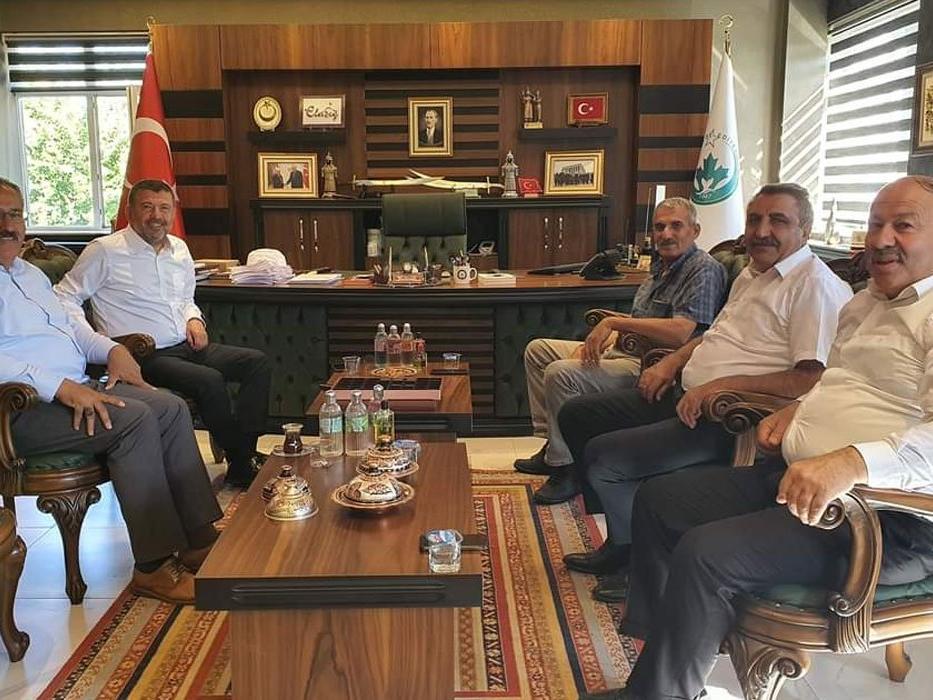 CHP'li Ağbaba, MHP'li belediyeyi ziyaret etti