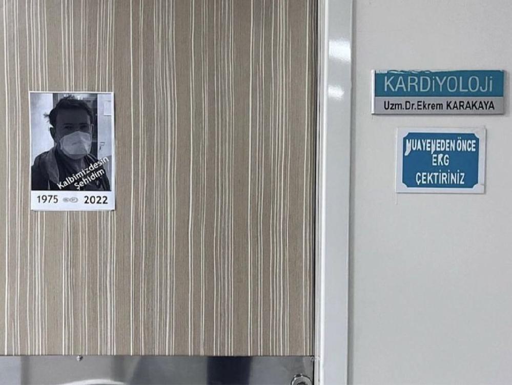 Katledilen doktor Karakaya’nın odasının kapısına yürek burkan afiş