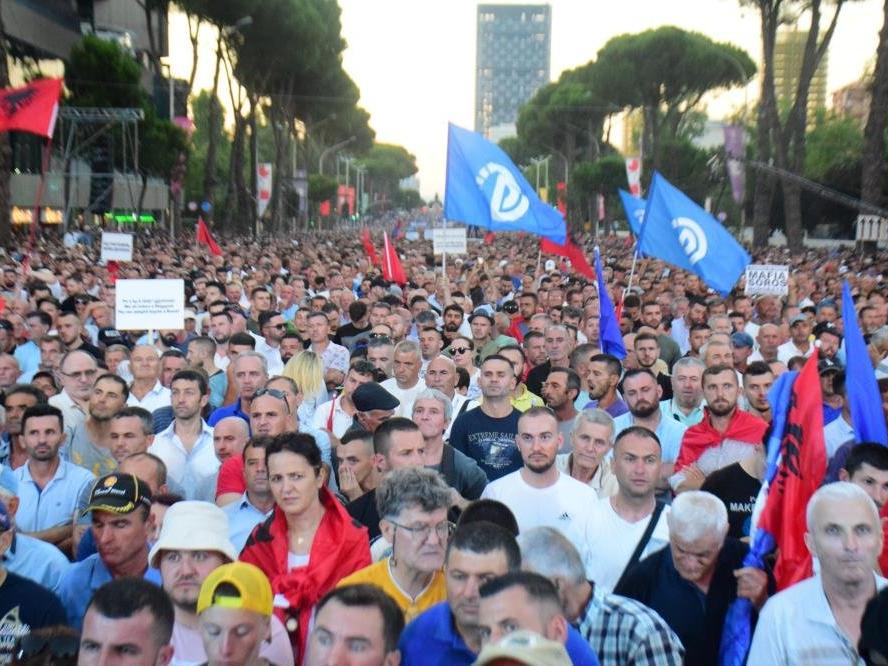 Ülke ayaklandı: Putin'in Balkanına hayır diyoruz