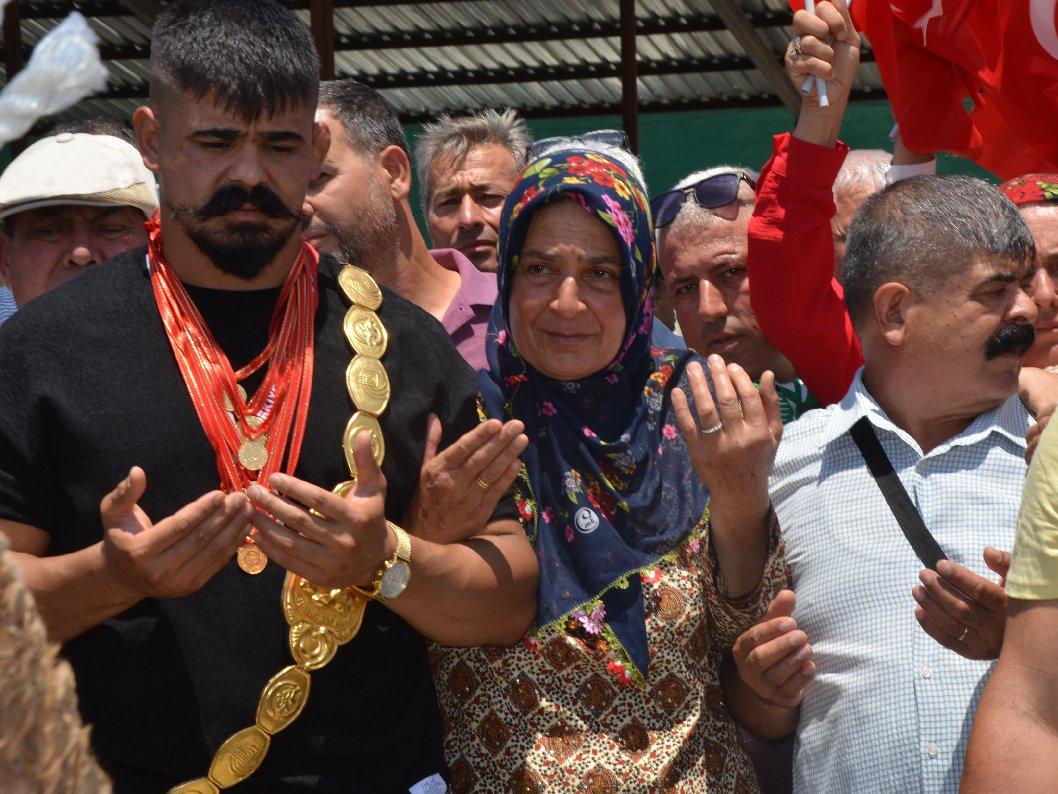 Başpehlivan Cengizhan Şimşek'in annesi gözyaşlarını tutamadı