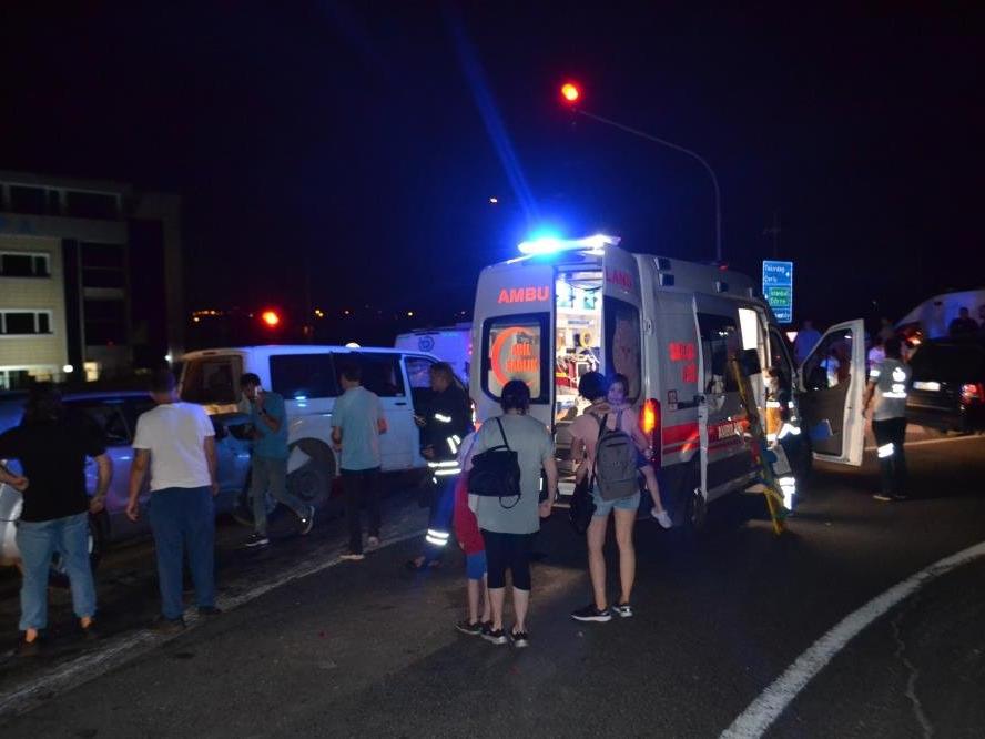 TIR 8 aracı biçti, olay yerinden kaçtı