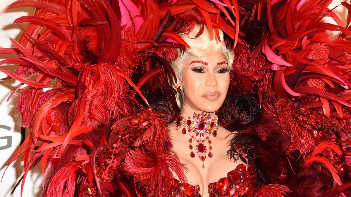 Ünlü rapçi Cardi B mikrofonla hayranını mı dövdü?