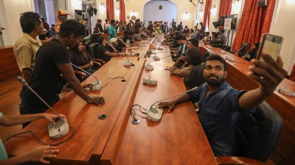 Sri Lanka’da protestocular başkanlık konutundan ayrılmıyor