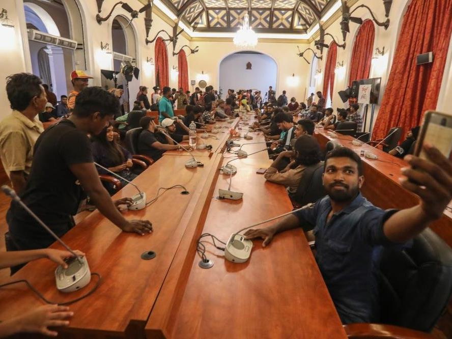 Sri Lanka’da protestocular başkanlık konutundan ayrılmıyor