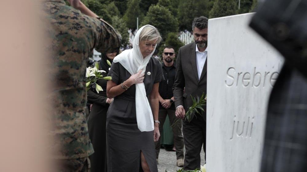 Hollanda’dan 27 yıl sonra Srebrenitsa kurbanlarının ailelerinden özür
