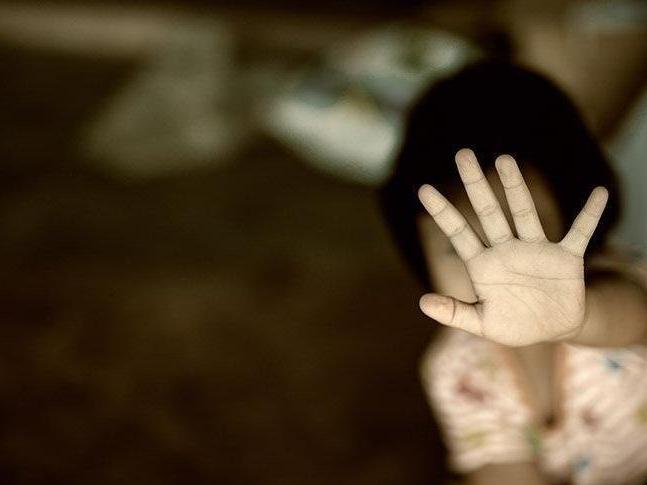 Üzerine dolap kapakları devrilen çocuk hayatını kaybetti