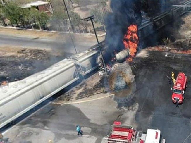 Meksika’da trenin çarptığı petrol tankeri patladı