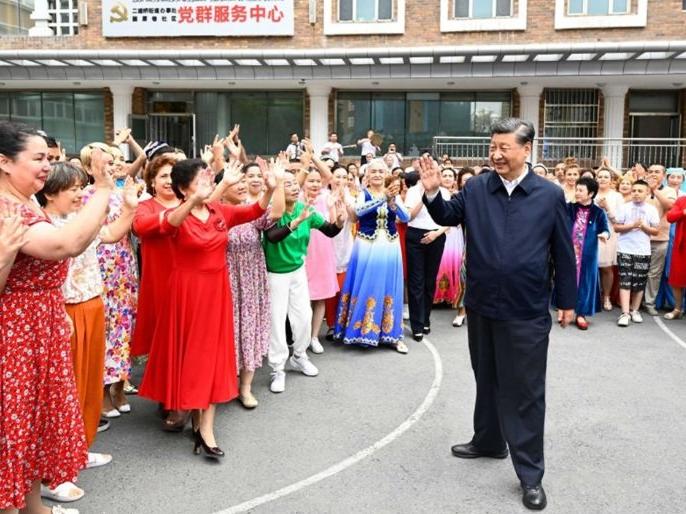 Çin lideri, Uygur Türklerine yönelik baskılarla anılan Sincan'a gitti