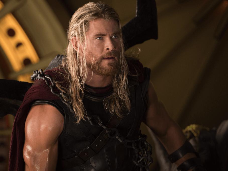 Chris Hemsworth'ün karısı, Thor kaslarından şikayetçi