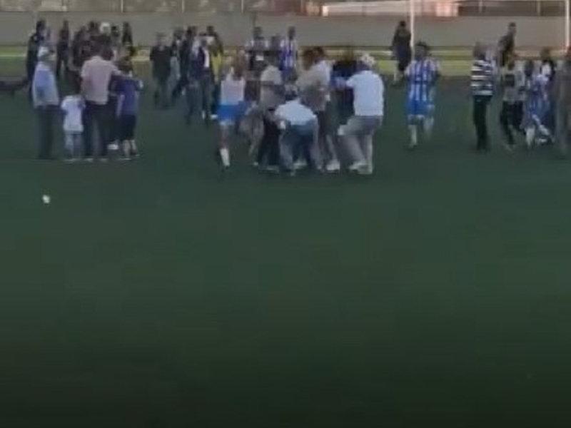 Gaziantep'te maç bitti saha karıştı! Futbolculardan meydan dayağı yedi