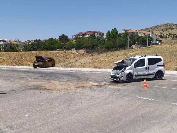 Elazığ'da korkunç kaza! Hafif ticari araçla otomobil çarpıştı: 5 yaralı