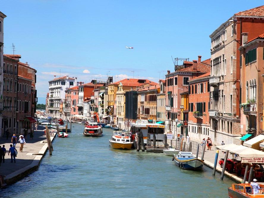 Venedik, plastik kullanımını azaltmak için turistleri çeşmelere yönlendiriyor