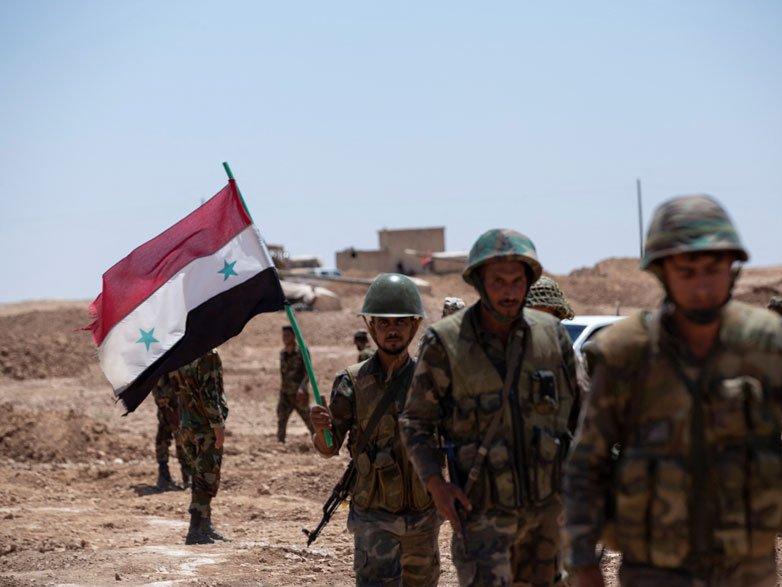 Suriye askerleri Türkiye sınırına konuşlandı: Bayrak sallaya sallaya geldiler