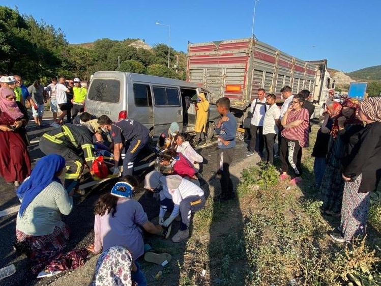 Tarım işçilerini taşıyan minibüs kaza yaptı: 1'i ağır 12 yaralı