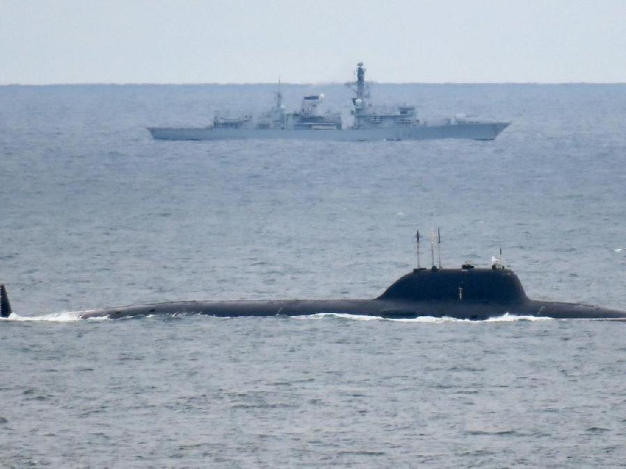 İngiliz donanması, Rus denizaltıları takip etti