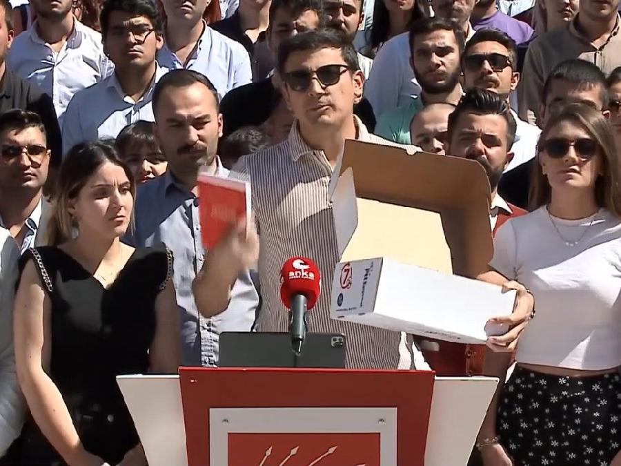 CHP Gençlik Kolları, AKP'ye broşür ve büyüteç yolladı