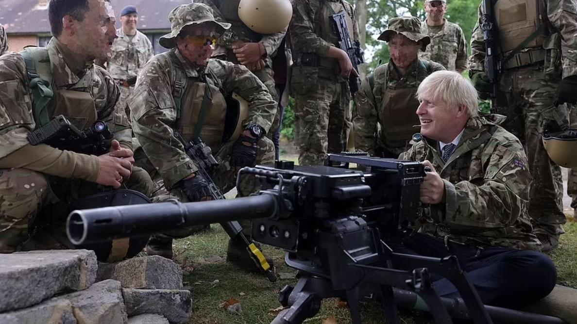 İstifa eden Boris Johnson'ın silahlı fotoğrafları espri konusu oldu