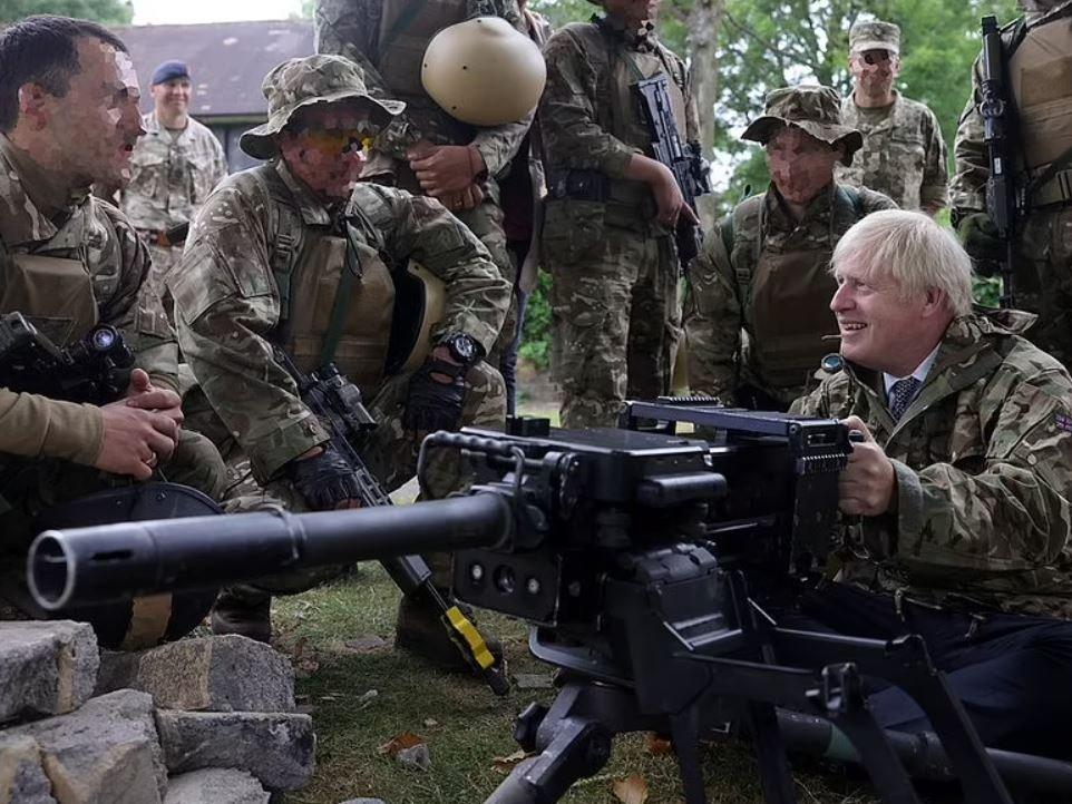 İstifa eden Boris Johnson'ın silahlı fotoğrafları espri konusu oldu