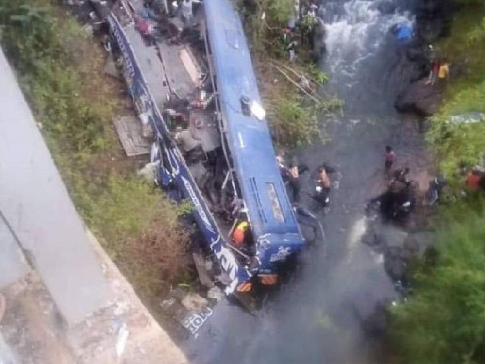 Kenya'da yolcu otobüsü nehre uçtu: 24 ölü