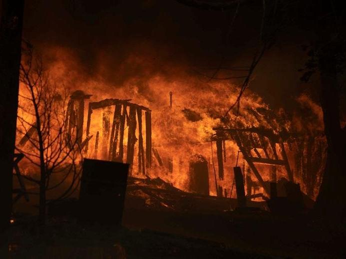 Kaliforniya'da orman yangınları: Binlerce yapı tehdit altında