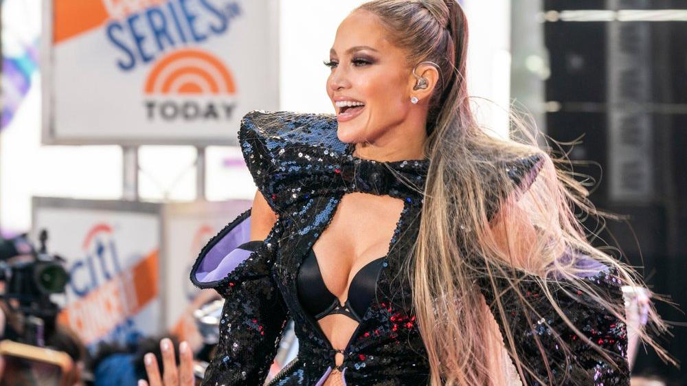 Jennifer Lopez'in 53. yaşına özel çıplak pozları nefes kesti
