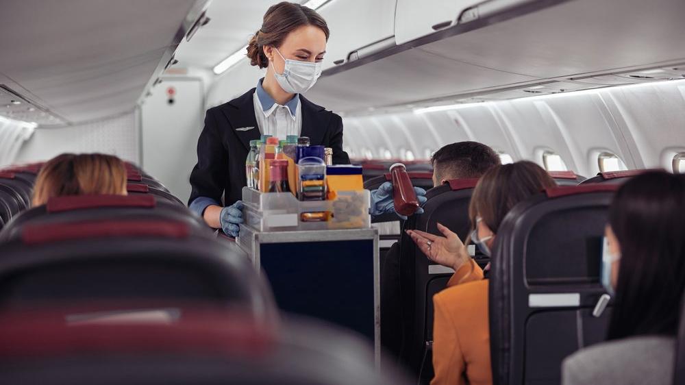 Uçuş görevlisi uyardı: 'Uçakta musluk suyu ve sandviç tüketmek zararlı'