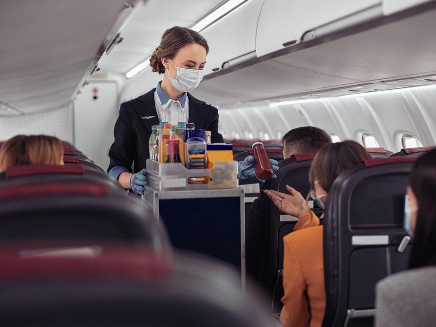 Uçuş görevlisi uyardı: "Uçakta musluk suyu ve sandviç tüketmek zararlı"