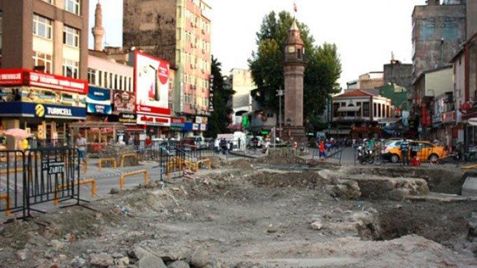 AKP'li belediye tarihi kale kalıntılarını kumla kapattı