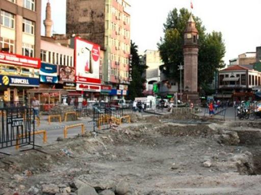 AKP'li belediye tarihi kale kalıntılarını kumla kapattı