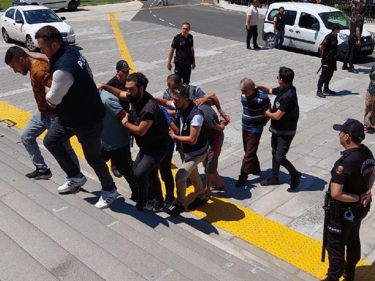 Bekçinin yaralandığı husumetli ailelerin kavgasına 8 tutuklama