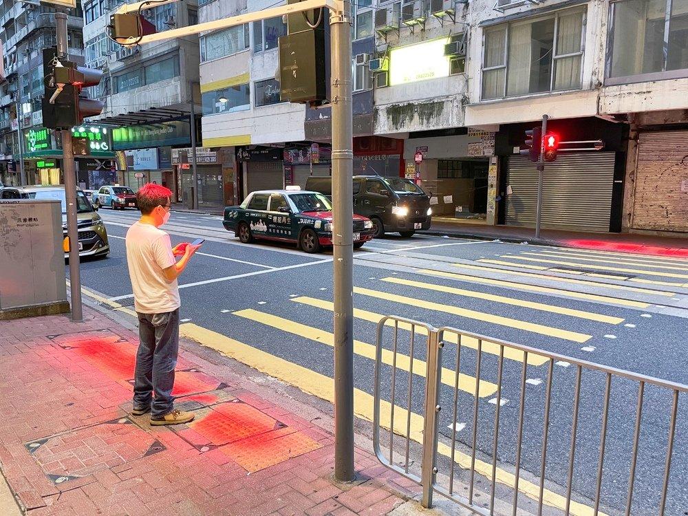 Hong Kong telefon bağımlıları için kaldırıma trafik ışığı koydu